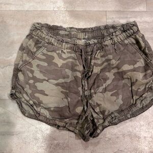 American eagle soft camo shorts